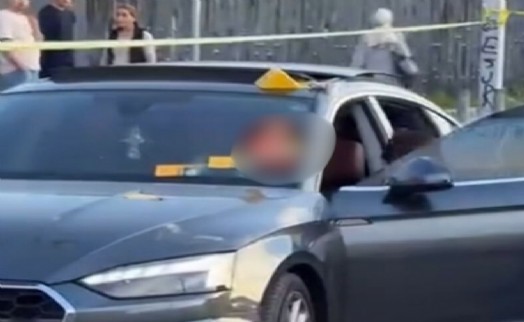 Konak'ta güpegündüz dehşet: Seyir halindeki araca silahlı saldırı!