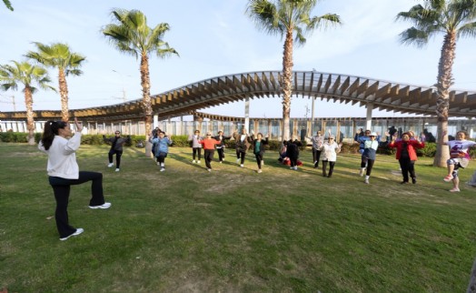 Konak’ta açık havada spor keyfi devam ediyor