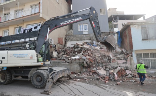 Konak’ta metruk yapıların yıkımı devam ediyor