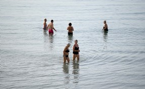 Kuşadasında kasım sonu deniz keyfi