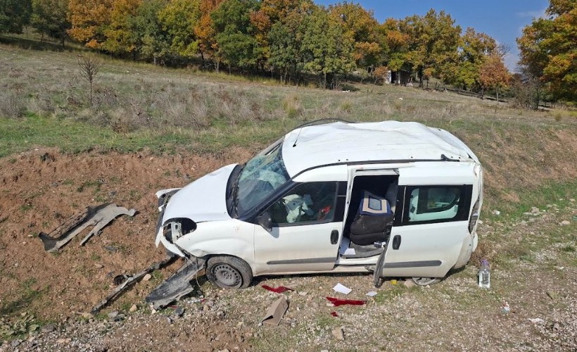 Kütahya’da şarampole yuvarlanan hafif ticari aracın sürücüsü yaralandı