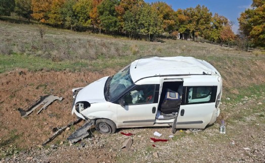Kütahya’da şarampole yuvarlanan hafif ticari aracın sürücüsü yaralandı