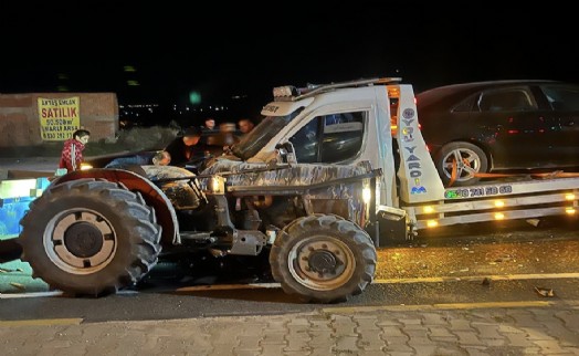 Manisa'da feci kaza: Traktör ile çekici çarpıştı!