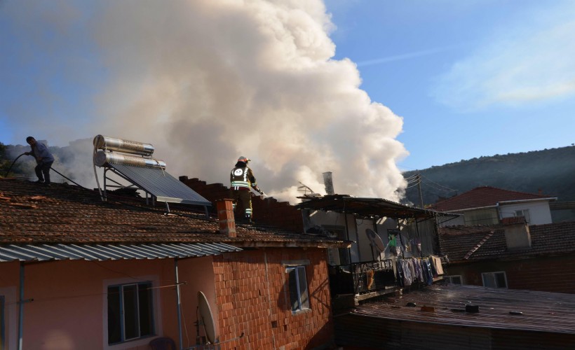 Manisa'da tek katlı ev yandı