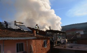 Manisa'da tek katlı ev yandı