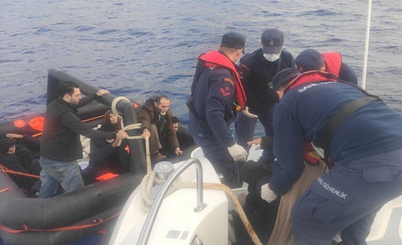 Marmaris açıklarında 12 kaçak göçmen kurtarıldı