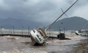 Marmaris'te sağanak ve kuvvetli rüzgar; yelkenli tekneler karaya vurdu