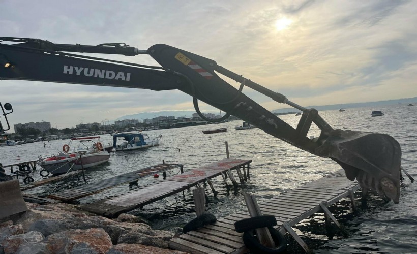 Mavişehir'deki kaçak iskele ve barınaklar yıkıldı