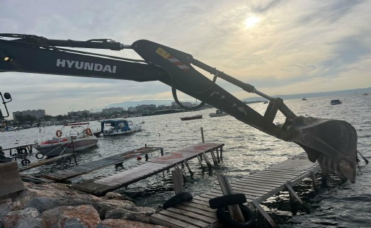 Mavişehir'deki kaçak iskele ve barınaklar yıkıldı