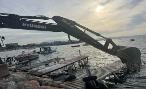 Mavişehir'deki kaçak iskele ve barınaklar yıkıldı