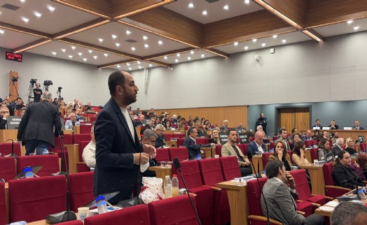 Meclis’e Konak ve Halkapınar’dan alınan kirli su örneği getirildi: Kokunun sebebi bu!