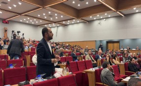 Meclis’e Konak ve Halkapınar’dan alınan kirli su örneği getirildi: Kokunun sebebi bu!