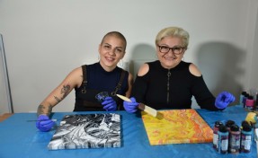 Meme kanseriyle mücadele eden anne-kız sanatla moral buluyor