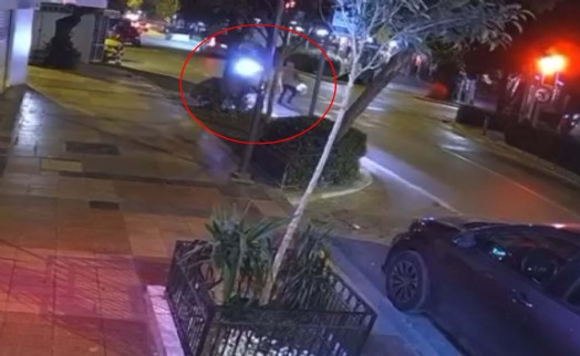 Motosikletin çarptığı yaya hayatını kaybetti; kaza kamerada