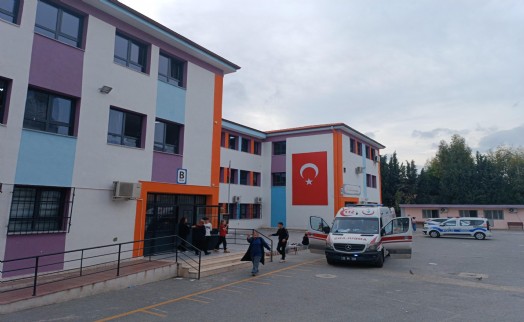 Öğrencilerin yangın tüpüyle oyunu kötü bitti!