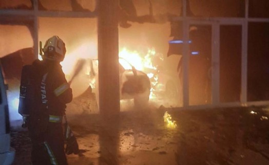 Oto galeri kundakladı; 5 otomobil hasar gördü