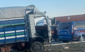 Otomobil ve kamyonet çarpıştı: 1'i ağır 2 yaralı