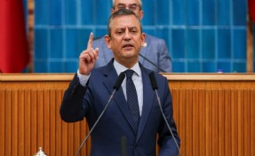 İBB iddianamesinin açıklandığı dakikalarda Özel'den kürsüde 'İmamoğlu' mesajı: 'Tek suçu Cumhurbaşkanlığı'na aday olmak!'