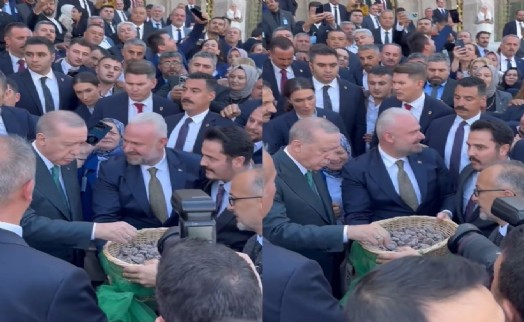 Pehlivan, Erdoğan’a kuru incir ikram etti: O anları paylaştı!
