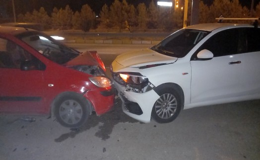 Radar aracına otomobil çarptı: 2 yaralı