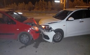 Radar aracına otomobil çarptı: 2 yaralı