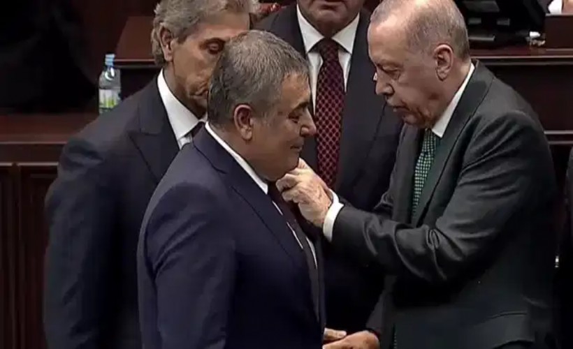 Rozetler Erdoğan'dan: İki belediye başkanı birden AK Parti'ye geçti