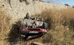 Salihli'de otomobil tarlaya uçtu; 1'i bebek 5 yaralı