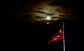 Süper Ay geceyi aydınlattı hayran bıraktı!