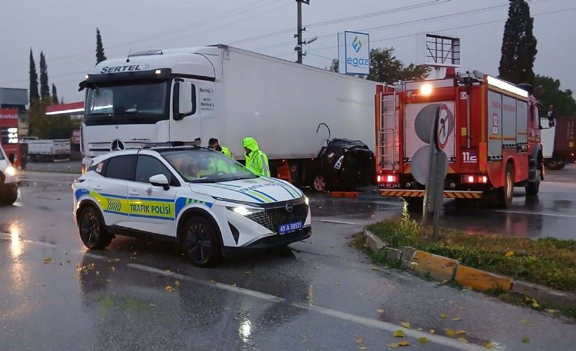 TIR ile çarpışan otomobilin sürücüsü ve eşi öldü