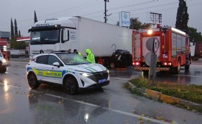 TIR ile çarpışan otomobilin sürücüsü ve eşi öldü