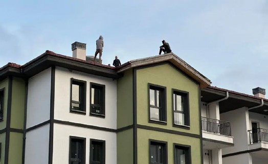 TOKİ işçileri, ücretleri ödenmediği gerekçesiyle çatıya çıktı!