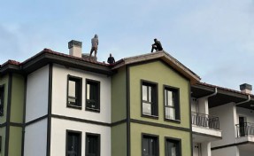 TOKİ işçileri, ücretleri ödenmediği gerekçesiyle çatıya çıktı!