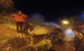 Turgutlu’da alevlere teslim olan iki evde hasar oluştu