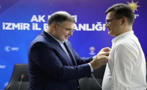 Türkmen vatandaşlara AK Parti rozetini İl Başkanı Saygılı taktı