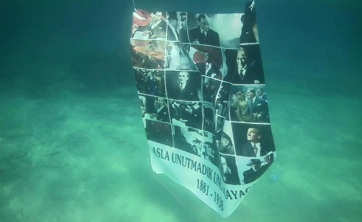 Ulu Önder Gazi Mustafa Kemal Atatürk'ü su altında andı