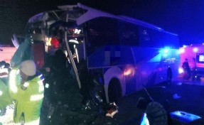 Yolcu otobüsü ile servis minibüsü çarpıştı: 1 ölü, 14 yaralı