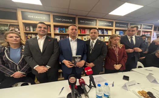 '22 Metrekare Gökyüzü' için imza günü: Buğra Gökçe’den İzmir’e özel mektup!