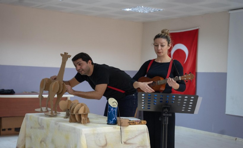 'Kendini Arayan Zürafa' Buca’da miniklerle buluştu