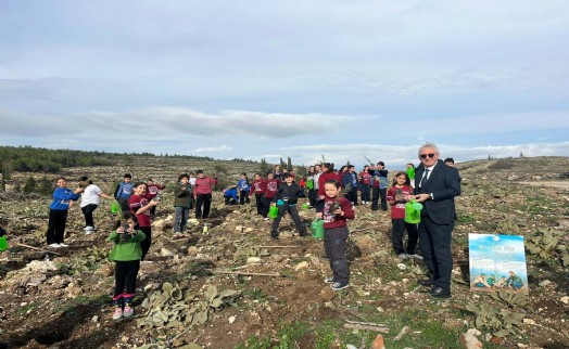 100 yaşına giren hayırsevere öğrencilerden fidan dikim etkinliği ile kutlama