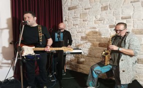 2 mühendis ve 1 cerrah, öğrencilere burs desteği için sahne aldı