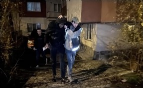 Afrikalı torbacıya köpekli ev baskını!