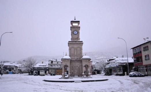 Afyonkarahisar'da kar etkisini gösterdi