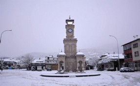 Afyonkarahisar'da kar etkisini gösterdi
