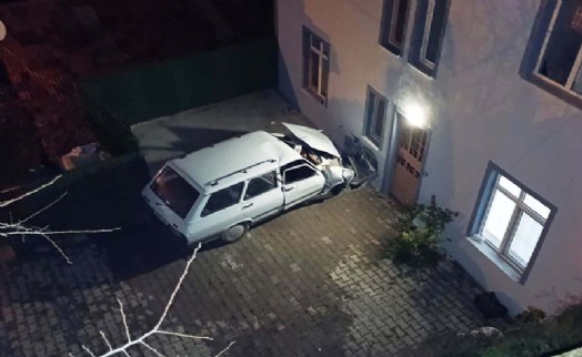 Apartman duvarına çarpan otomobilde sürücü yaralandı, eşi öldü