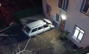 Apartman duvarına çarpan otomobilde sürücü yaralandı, eşi öldü