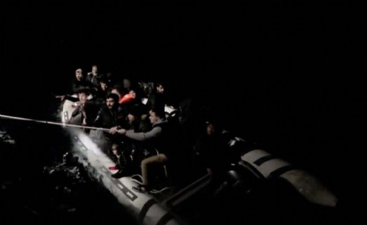 Arızalanan bottaki 29 kaçak göçmen kurtarıldı, 2 organizatör gözaltına