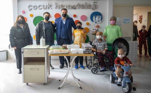 Başkan Eşki’den Ege Üniversitesi’nde tedavi gören çocuklara yılbaşı ziyareti