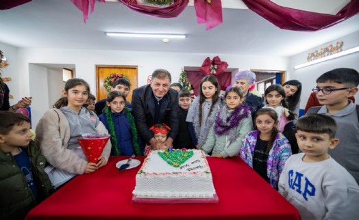 Başkan Tugay, Basmaneli çocuklarla yeni yılı kutladı