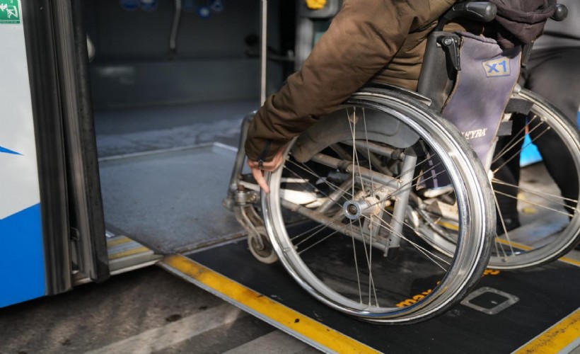 Başkan Tugay’ın Engelliler Günü’nde duyurduğu 'Duraktayım' müjdesi hayata geçti