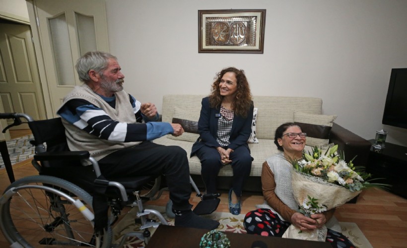 Başkan Ünsal’dan anlamlı hediye: Mavi kapaklar tekerlekli sandalyeye dönüştü